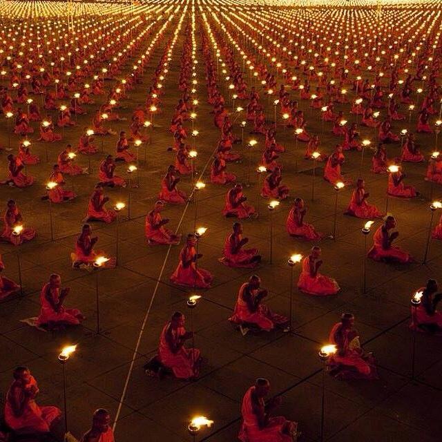 Praying for Peace: 10 000 buddhist monks in Thailand pray for peace at our planet