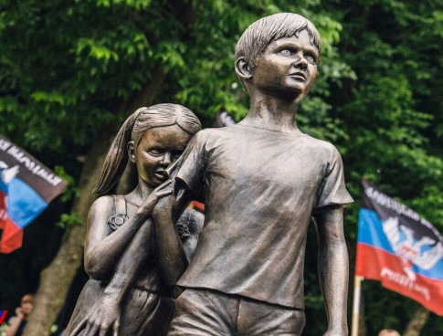 The Alley of Angels - memorial statue for children killed in Ukraine, Donetsk brother and sister