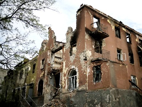 Eastern Ukraine civil war: massacres of civilians by the Ukranian Army, Residential house destroyed by Presidential canons