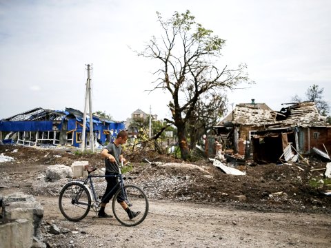 Ukraine civil war, massacres, ATO, anti-terrorist operation: The entire village destroyed by rockets fired by the Ukrainian army, war crimes